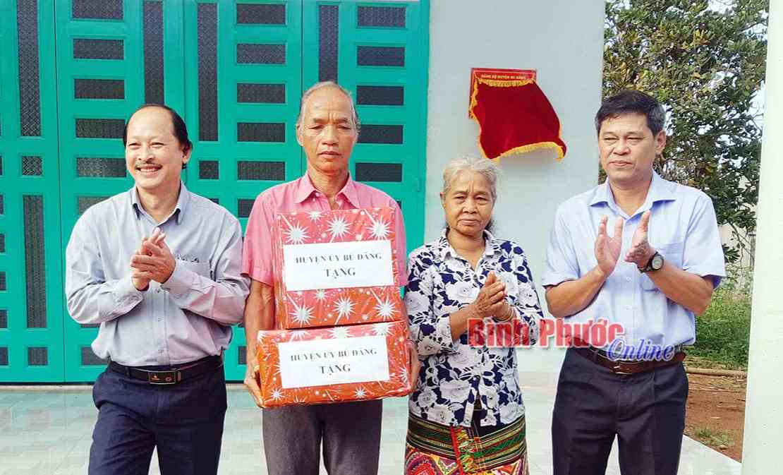 Trao nhà nghĩa tình đảng viên cho đồng chí Điểu Lắc