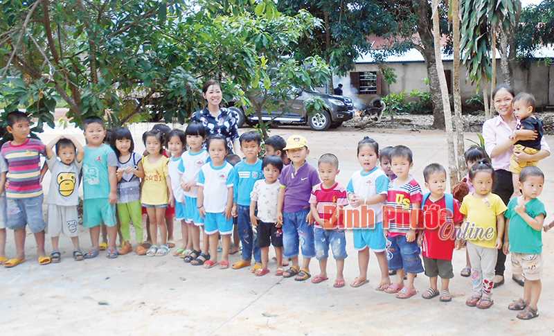 Điểm lẻ ấp Thạch Màng có sân chơi mới Điểm lẻ ấp Thạch Màng có sân chơi mới