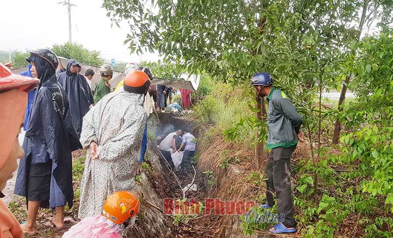 Phát hiện thi thể người đàn ông bị xe máy đè dưới mương thoát nước ở Đồng Phú Phát hiện thi thể người đàn ông bị xe máy đè dưới mương thoát nước ở Đồng Phú