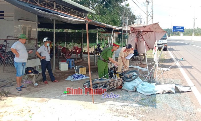 Người phụ nữ mất lái, lao thẳng vào quán nước Người phụ nữ mất lái, lao thẳng vào quán nước