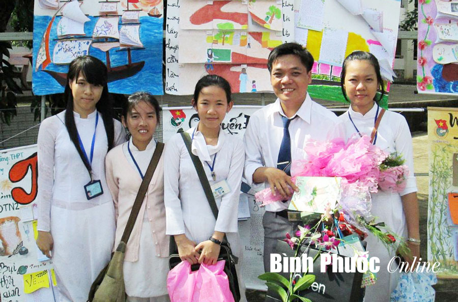 Thầy giáo trẻ hết lòng vì học sinh Thầy giáo trẻ hết lòng vì học sinh