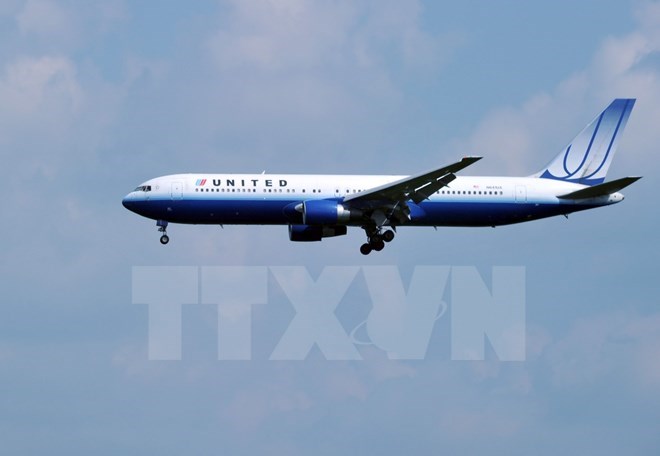 Máy bay United Airlines hạ cánh khẩn do cơ phó đột ngột bất tỉnh