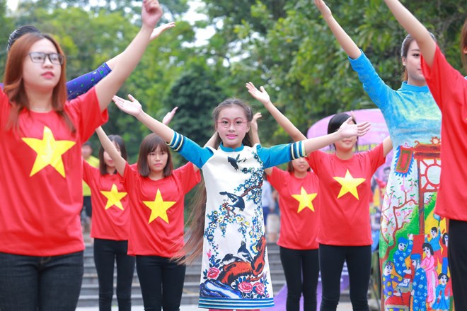 Dàn Hoa hậu cùng hàng ngàn học sinh, sinh viên "Nhảy vì sự tử tế"