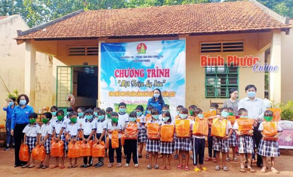 1.400 ly sữa tặng học sinh điểm trường Sóc Quả 1.400 ly sữa tặng học sinh điểm trường Sóc Quả