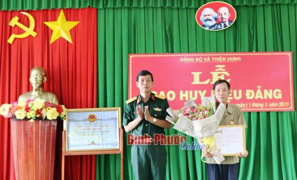Trao huy hiệu 40 năm tuổi Đảng cho đảng viên Bùi Xuân Thung Trao huy hiệu 40 năm tuổi Đảng cho đảng viên Bùi Xuân Thung
