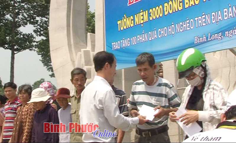 100 hộ nghèo thị xã Bình Long được tặng quà 100 hộ nghèo thị xã Bình Long được tặng quà