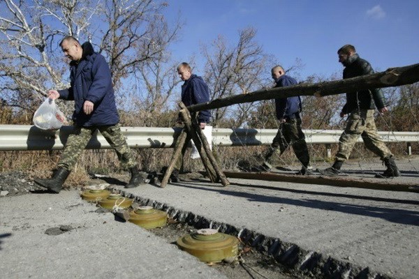 Xe buýt trúng mìn ở miền Đông Ukraine, 4 người thiệt mạng Xe buýt trúng mìn ở miền Đông Ukraine, 4 người thiệt mạng