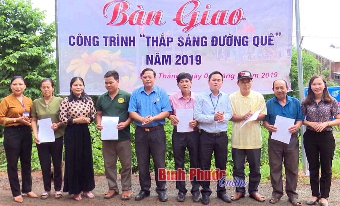 Tặng công trình “Thắp sáng đường quê” tại Bình Thắng Tặng công trình “Thắp sáng đường quê” tại Bình Thắng