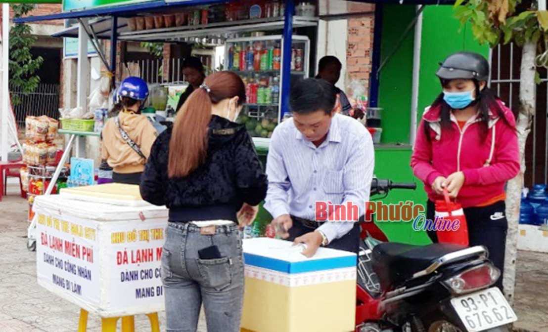 Thùng đá lạnh nghĩa tình Thùng đá lạnh nghĩa tình