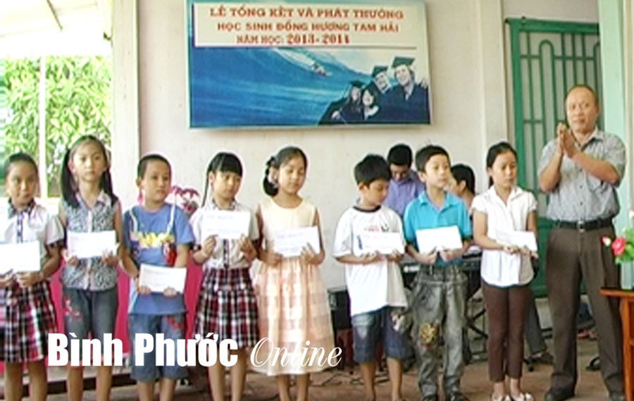 57 học sinh giỏi, xuất sắc được trao học bổng 57 học sinh giỏi, xuất sắc được trao học bổng