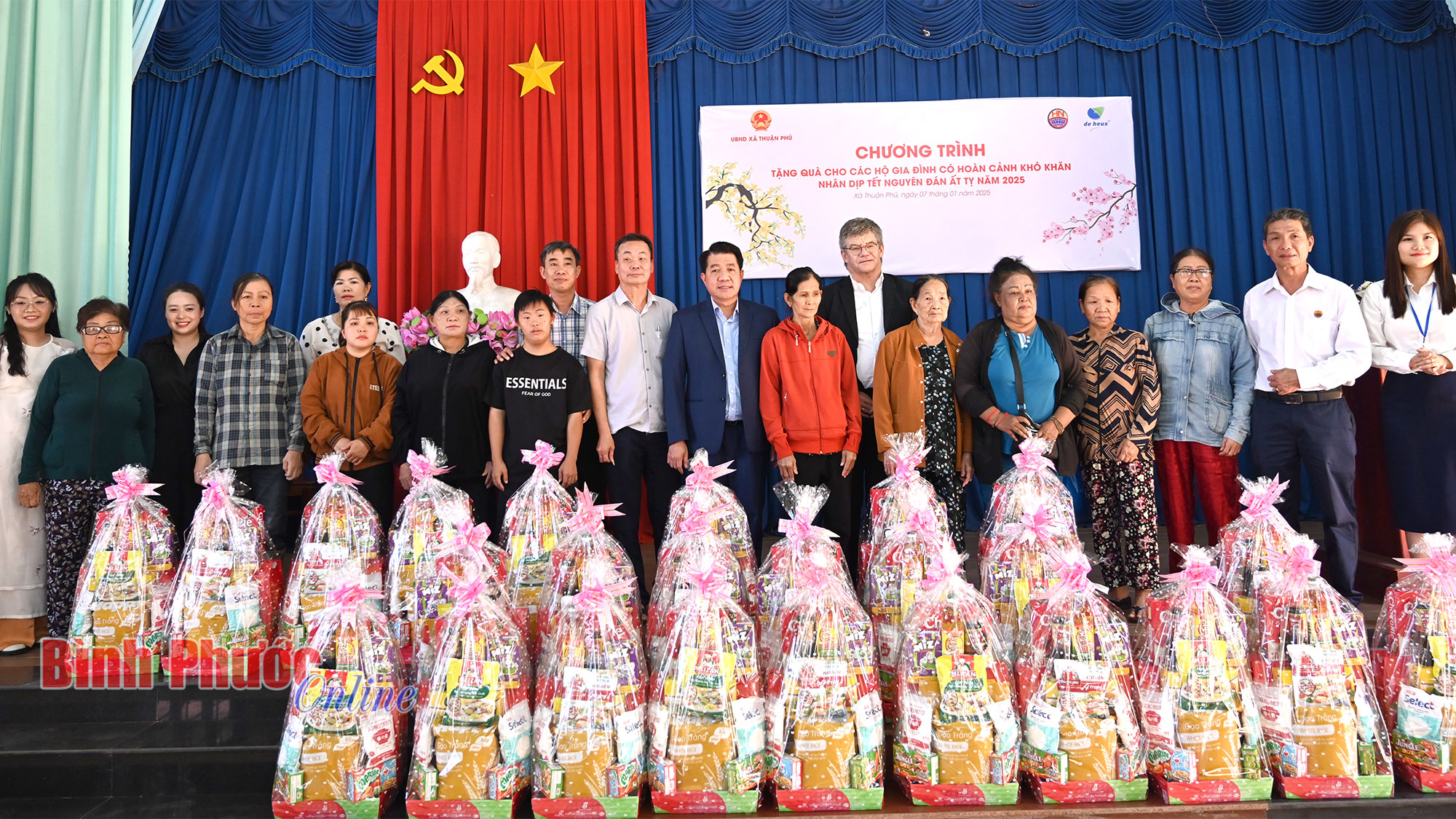 100 phần quà tết tặng người dân xã Thuận Phú 100 phần quà tết tặng người dân xã Thuận Phú