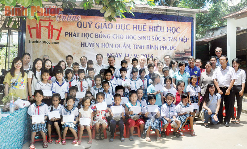 27 học sinh người Tà Mun nhận học bổng 27 học sinh người Tà Mun nhận học bổng
