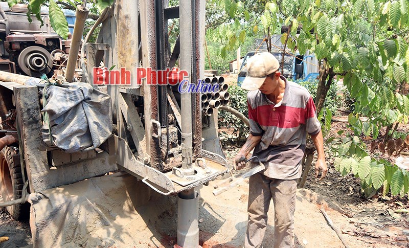 Nông dân khoan giếng công nghiệp tìm nguồn nước