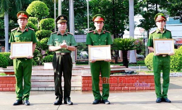 Trao giấy khen đột xuất cho 3 cán bộ, chiến sĩ Công an tỉnh Trao giấy khen đột xuất cho 3 cán bộ, chiến sĩ Công an tỉnh