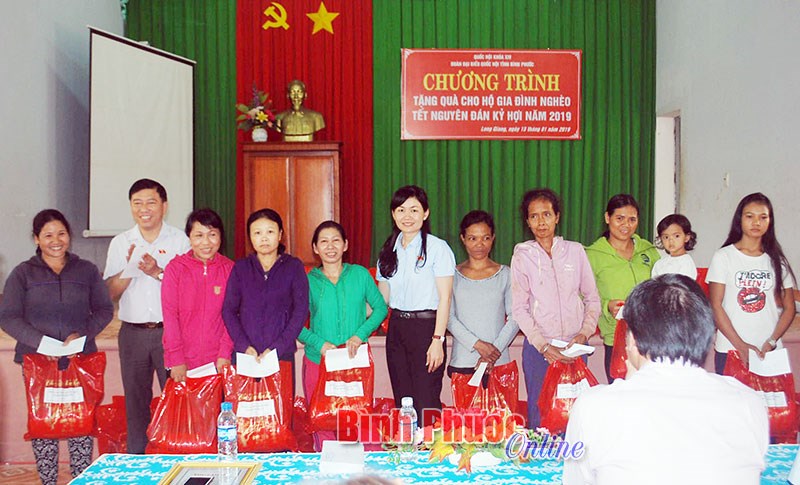Mang xuân đến người nghèo Mang xuân đến người nghèo