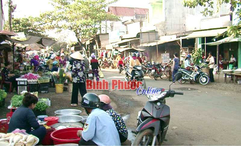 Có chợ, người dân vẫn ra đường mua bán Có chợ, người dân vẫn ra đường mua bán