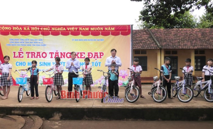 Tặng xe đạp cho học sinh vượt khó của huyện Bù Gia Mập Tặng xe đạp cho học sinh vượt khó của huyện Bù Gia Mập