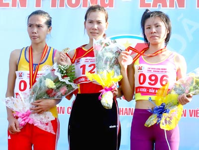 Giải việt dã và bán marathon Báo Tiền Phong lần thứ 52: Trương Thanh Hằng vô địch cự ly 5km nữ Giải việt dã và bán marathon Báo Tiền Phong lần thứ 52: Trương Thanh Hằng vô địch cự ly 5km nữ