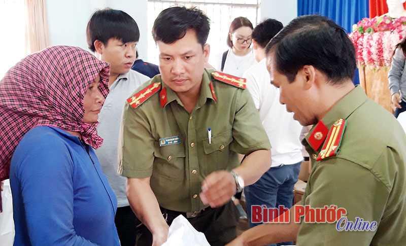 500 phần quà tặng đồng bào nghèo biên giới 500 phần quà tặng đồng bào nghèo biên giới