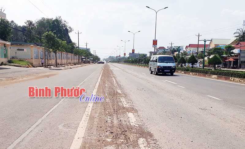 Cát, sỏi trên quốc lộ gây nguy hiểm Cát, sỏi trên quốc lộ gây nguy hiểm