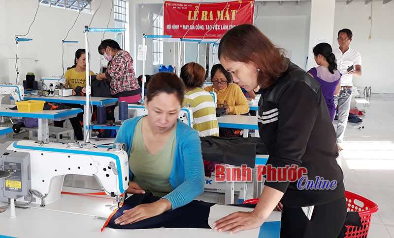 Ra mắt mô hình may gia công tạo việc làm cho phụ nữ Ra mắt mô hình may gia công tạo việc làm cho phụ nữ