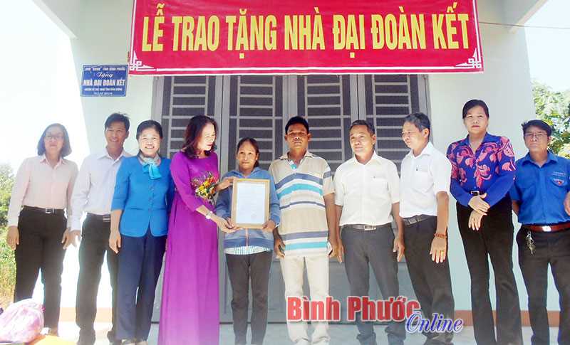 Bàn giao 5 căn nhà đại đoàn kết tại Hớn Quản Bàn giao 5 căn nhà đại đoàn kết tại Hớn Quản