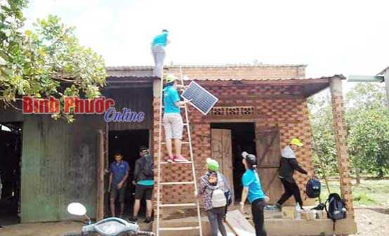 19 máy phát điện tặng người dân thôn Bình Giai 19 máy phát điện tặng người dân thôn Bình Giai