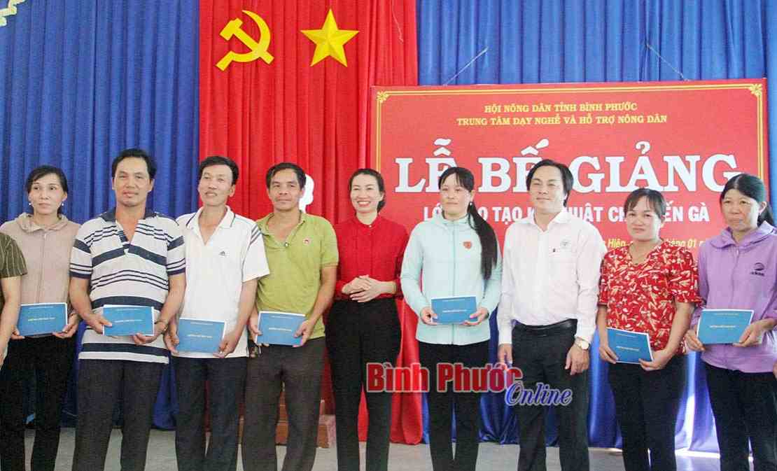 70 học viên được trao chứng chỉ nghề kỹ thuật chế biến gà