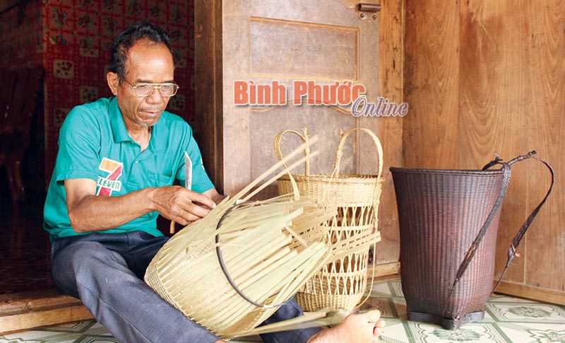 Thủy chung với nghề đan gùi Thủy chung với nghề đan gùi