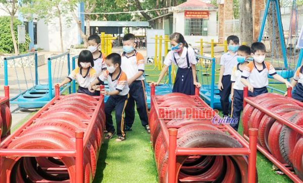 Khu giải trí dành cho học sinh với đồ chơi làm từ vật liệu tái chế