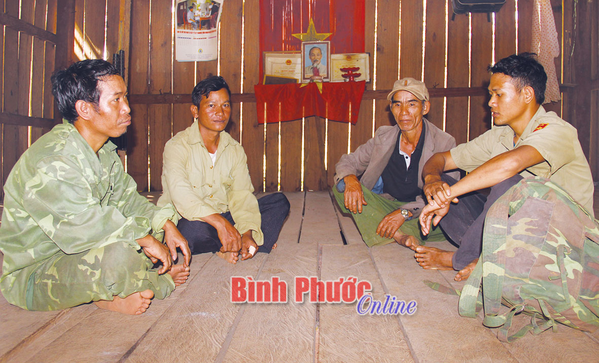Ông Điểu Phư tuyên truyền đồng bào bảo vệ rừng Ông Điểu Phư tuyên truyền đồng bào bảo vệ rừng