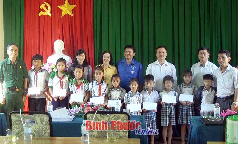 20 học sinh nghèo vượt khó học giỏi xã Lộc Tấn được nhận học bổng 20 học sinh nghèo vượt khó học giỏi xã Lộc Tấn được nhận học bổng