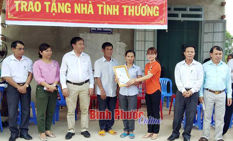 Tiến Thành bàn giao 2 căn nhà Tiến Thành bàn giao 2 căn nhà