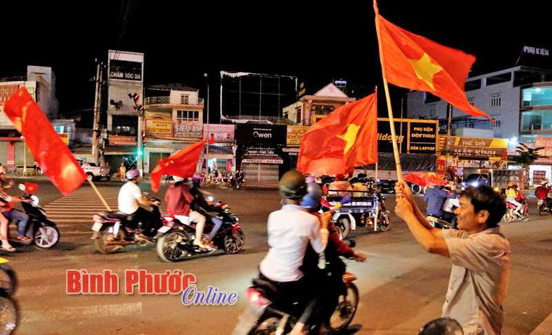 Người dân TP. Đồng Xoài ra đường cổ vũ cho đội tuyển Việt Nam