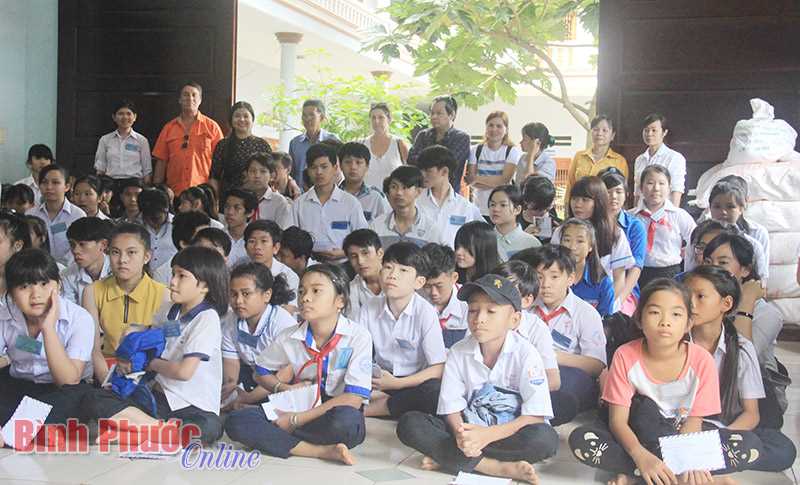 112 học sinh nghèo được tặng học bổng 112 học sinh nghèo được tặng học bổng