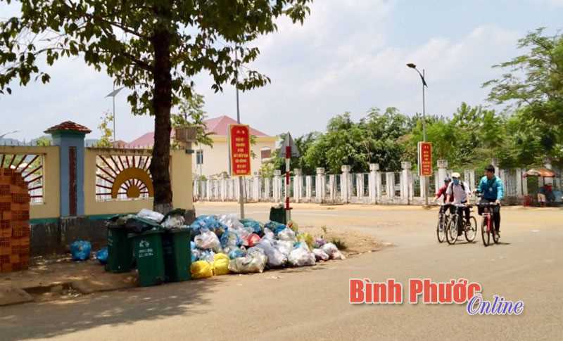 Ý kiến người dân: Bãi rác phản cảm Ý kiến người dân: Bãi rác phản cảm