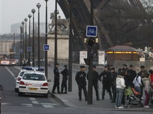 4.000 người phải sơ tán vì báo động tại Tháp Eiffel 4.000 người phải sơ tán vì báo động tại Tháp Eiffel