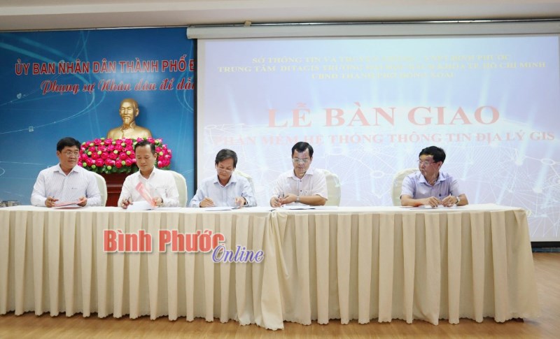 Sở TT&TT bàn giao phần mềm hệ thống thông tin địa lý GIS cho thành phố Đồng Xoài Sở TT&TT bàn giao phần mềm hệ thống thông tin địa lý GIS cho thành phố Đồng Xoài