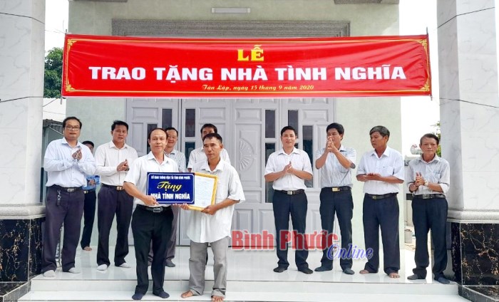 Tặng nhà tình nghĩa cho gia đình thương binh Tặng nhà tình nghĩa cho gia đình thương binh