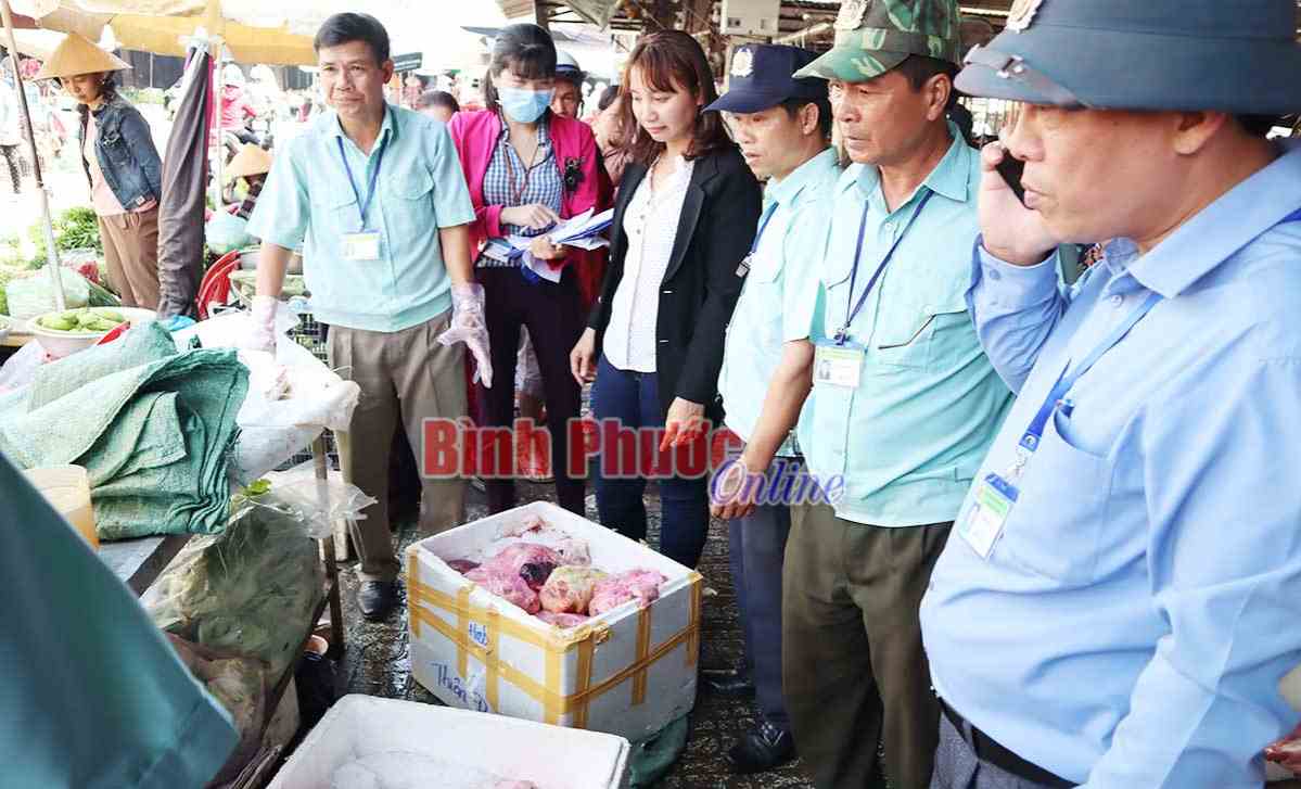 Tiêu hủy hơn 200kg thịt heo bị ôi thiu Tiêu hủy hơn 200kg thịt heo bị ôi thiu
