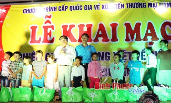 Phiên chợ đưa hàng Việt về biên giới huyện Bù Đốp Phiên chợ đưa hàng Việt về biên giới huyện Bù Đốp