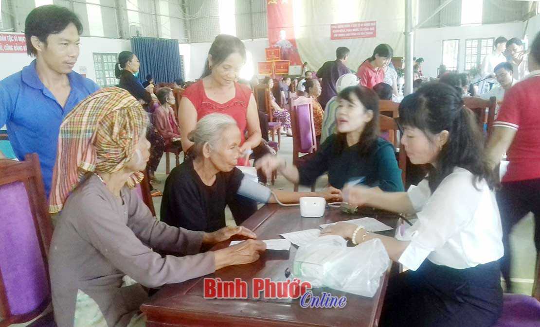 120 hộ nghèo, khó khăn được khám bệnh, tặng quà 120 hộ nghèo, khó khăn được khám bệnh, tặng quà