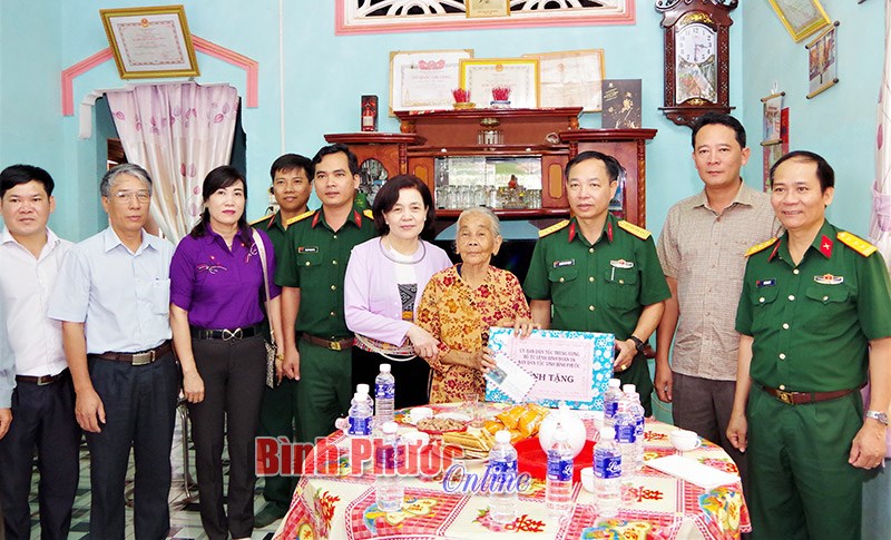 300 hộ dân tộc thiểu số hoàn cảnh khó khăn được tặng quà 300 hộ dân tộc thiểu số hoàn cảnh khó khăn được tặng quà