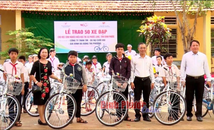 Tặng xe đạp cho học sinh nghèo hiếu học