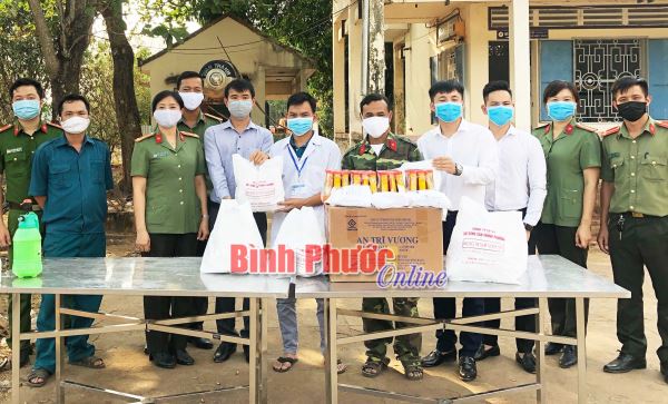 Phòng An ninh kinh tế trao quà tại các khu cách ly tập trung Phòng An ninh kinh tế trao quà tại các khu cách ly tập trung