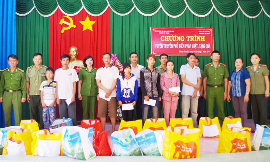 Tuyên truyền pháp luật và tặng quà cho đồng bào nghèo Tuyên truyền pháp luật và tặng quà cho đồng bào nghèo