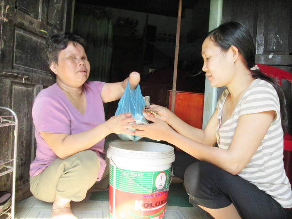 Cách bán hàng đặc biệt của người phụ nữ khiếm thị Cách bán hàng đặc biệt của người phụ nữ khiếm thị