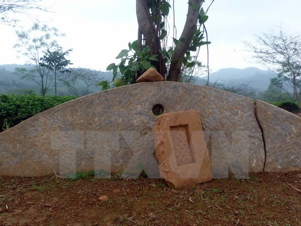 Lần đầu tiên phát hiện một chiếc khánh đá cổ ở Tuyên Quang Lần đầu tiên phát hiện một chiếc khánh đá cổ ở Tuyên Quang