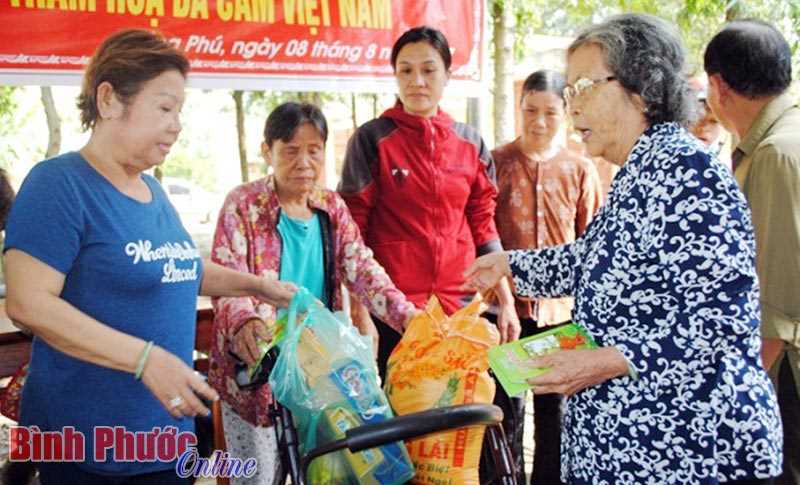 120 phần quà tặng nạn nhân chất độc da cam/dioxin 120 phần quà tặng nạn nhân chất độc da cam/dioxin