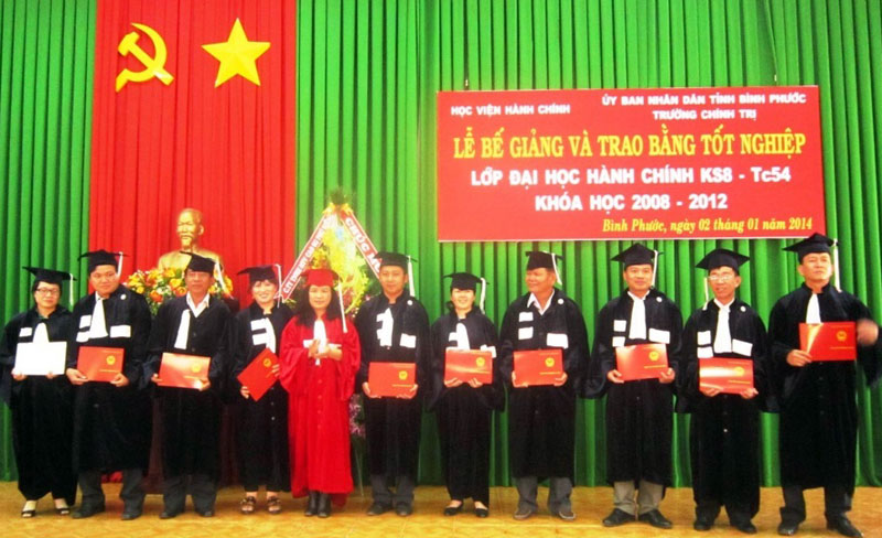 120 sinh viên tốt nghiệp lớp đại học Hành chính 120 sinh viên tốt nghiệp lớp đại học Hành chính